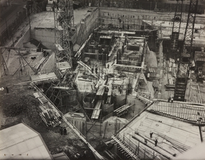 24 ottobre 1956, veduta dall'alto del cantiere del centro Pirelli: sono ripresi l'impianto di betonaggio, le strutture di fondazione e le gru