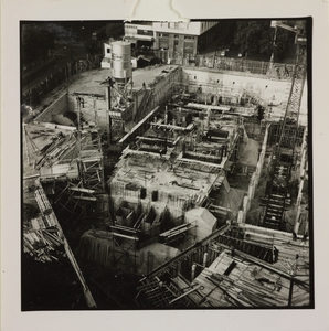 19 ottobre 1956, veduta dall'alto del cantiere del Centro Pirelli: sono riprese le strutture di fondazione e le gru