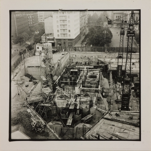 24 ottobre 1956, veduta dall'alto del cantiere del Centro Pirelli: sono ripresi l'impianto di betonaggio, le strutture di fondazione e le gru