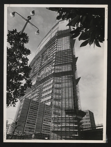 Il grattacielo Pirelli, completato nella parte superiore, visto dal basso