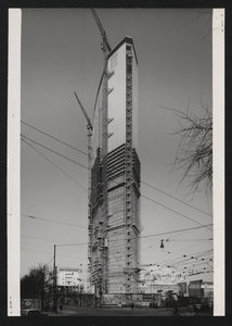 Il Centro Pirelli in costruzione: il grattacielo, completo nei piani superiori, ripreso probabilmente dall'incrocio tra via Pirelli e via Filzi. Sullo sfondo è visibile la Stazione centrale di Milano