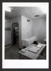 L'infermeria: la sala e la porta verso la sala di radiologia