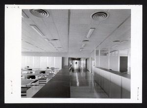 Una sala uffici e un corridoio al ventiduesimo piano