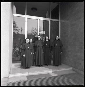Suor Agnese, suor Anna, la Madre Superiora, suor Cesira e suor Mariangela, da sinistra nella foto, prendono commiato dalle famiglie pirelliane: dopo 47 anni di apostolato presso di noi, l'Ordine le ha chiamate ad altri compiti