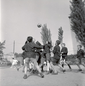 Doposcuola Pirelli a Bicocca. I bambini giocano a calcio