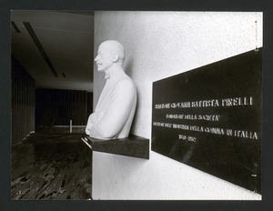 Il busto di Giovan Battista Pirelli collocato nell'atrio al primo piano
