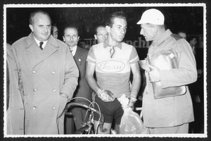 Il vincitore della corsa, il corridore Nino Defilippis, insieme ad Alfredo Binda e Adriano Rodoni, presidente dell'U.V.I.