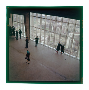 Visitatori sulla terrazza al trentunesimo piano del Centro Pirelli