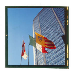 Veduta del Centro Pirelli con bandiere