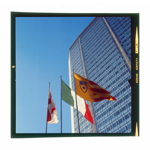 Veduta del Centro Pirelli con bandiere