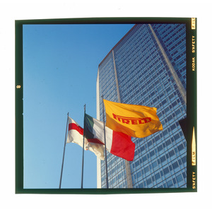 Veduta del Centro Pirelli con bandiere