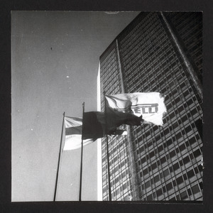 Veduta del Centro Pirelli con bandiere