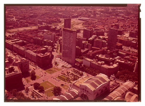 Veduta aerea del Centro Pirelli e dell'area circostante: in primo piano è visibile la Stazione Centrale, sullo sfondo è visibile la Stazione di Porta Garibaldi