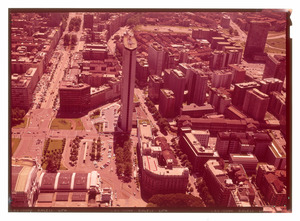 Veduta aerea del Centro Pirelli e dell'area circostante: si vedono la Stazione Centrale e la zona compresa tra via Filzi e via Gioia, interessata tra gli anni Cinquanta e Settanta da trasformazioni urbanistiche