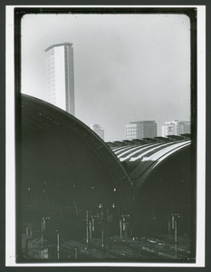 Veduta del Centro Pirelli dalla Stazione Centrale di Milano: in primo piano sono visibili i binari e le tettoie di copertura