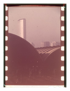 Veduta del Centro Pirelli dalla Stazione Centrale di Milano: in primo piano sono visibili i binari e le tettoie di copertura