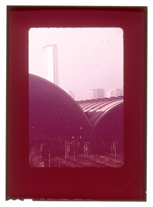 Veduta del Centro Pirelli dalla Stazione Centrale di Milano: in primo piano sono visibili i binari e le tettoie di copertura