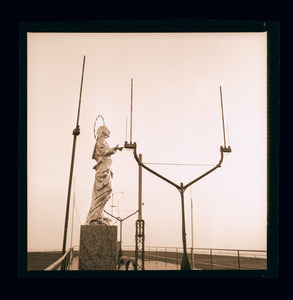 Gli esterni del Centro Pirelli - La statua della &#34;Madonnina&#34; sulla terrazza di copertura del Grattacielo