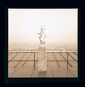 Veduta della statua della Madonnina posta sulla terrazza di copertura del Centro Pirelli