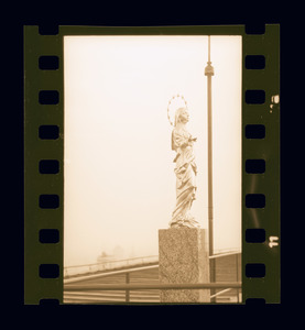 Veduta della statua della Madonnina posta sulla terrazza di copertura del Centro Pirelli