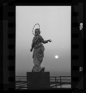 Veduta della statua della Madonnina posta sulla terrazza di copertura del Centro Pirelli