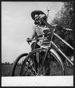 Una ragazza in sella a una bicicletta in un campo: l'immagine è stata pubblicata dalla rivista Pirelli (anno III, n. 2, marzo-aprile 1950, p. 12)