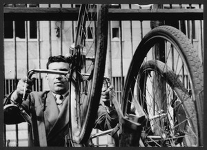 Un uomo colloca una bicicletta su una rastrelliera
