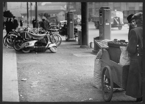 Un distributore di benzina: sulla destra è visibile un furgoncino a pedali di un venditore di frutta secca