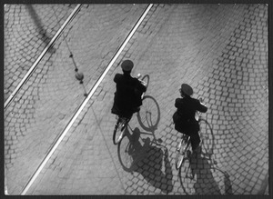 Il passaggio di due uomini in bicicletta, ripresi probabilmente da un tram