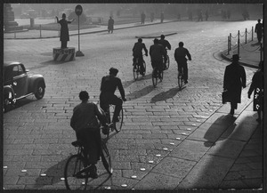 Il passaggio di biciclette e veicoli a motore in piazza del Duomo