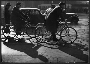 Il passaggio di biciclette e veicoli a motore in una strada cittadina
