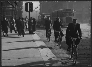 Il passaggio di alcune persone in bicicletta in piazza Cordusio