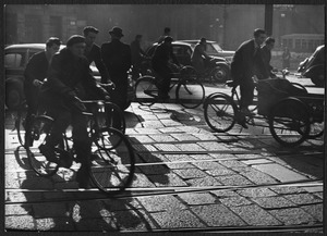 Il passaggio di biciclette, furgoncini a pedali e veicoli a motore in piazza Cordusio