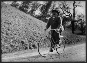 Un uomo in sella a una bicicletta in un parco