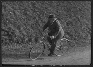 Un uomo in sella a una bicicletta in un parco