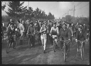 Un gruppo di uomini in bicicletta accompagnano un maratoneta