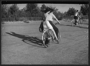 Due giovani in bicicletta