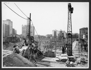 Veduta del cantiere del Centro Pirelli con uomini al lavoro: costruzione del muro di sostegno sul lato di piazza Duca d'Aosta. L'immagine è stata pubblicata da Fatti e Notizie (anno VII, n. 3, marzo 1956, p. 16)