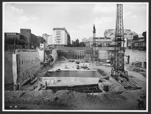Veduta del cantiere del Centro Pirelli: getto della platea di fondazione e costruzione del muro di sostegno sul lato di via Galvani