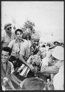 VI edizione del Gran Premio di Nizza disputatosi il 20 luglio 1947: il vincitore Gigi Villoresi riceve un bouquet di fiori. L'immagine stata pubblicata dalla rivista Pirelli (anno I, n° 1, novembre 1948)