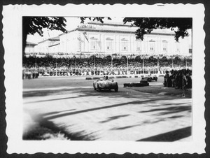 Il passaggio di un'auto durante la gara: sullo sfondo è visibile la Palazzina delle Cascine
