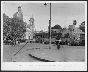 Posto di rifornimento a Roma: box Pirelli e Michelin. Sullo sfondo è visibile la Chiesa della Gran Madre di Dio