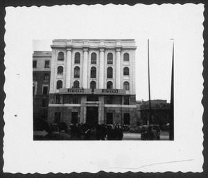 Piazza della Vittoria a Brescia: palazzo della Banca Commerciale Italiana con striscioni Pirelli