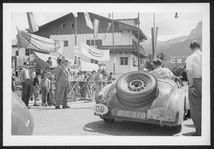 Auto e spettatori, forse prima della partenza della gara, a Cortina