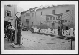 Striscione Pirelli - Il pneumatico delle vittorie nel luogo dove si effettuano verifiche e punzonatura a Cortina