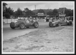 Gran Premio di Losanna del 1949, disputatosi il 28 agosto: il passaggio di Alberto Ascari, n. 14, e Nino Farina, n. 10. La manifestazione vide la vittoria di Nino Farina su Maserati, seguito da Alberto Ascari su Ferrari e da De Graffenried su Maserati