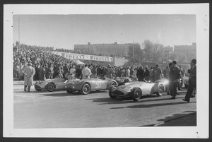 Alcune auto, tra cui la Simca-Gordini del vincitore Raymond Sommer, alla partenza