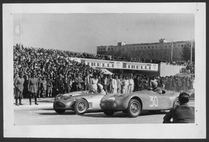 Alcune auto, tra cui la Simca-Gordini del vincitore Raymond Sommer, alla partenza