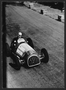 Il passaggio del corridore Juan Manuel Fangio su Ferrari