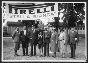 L'imprenditore Enzo Ferrari e il progettista Vittorio Jano (al centro) insieme ad altre persone, in occasione del Gran Premio d'Italia del 1932